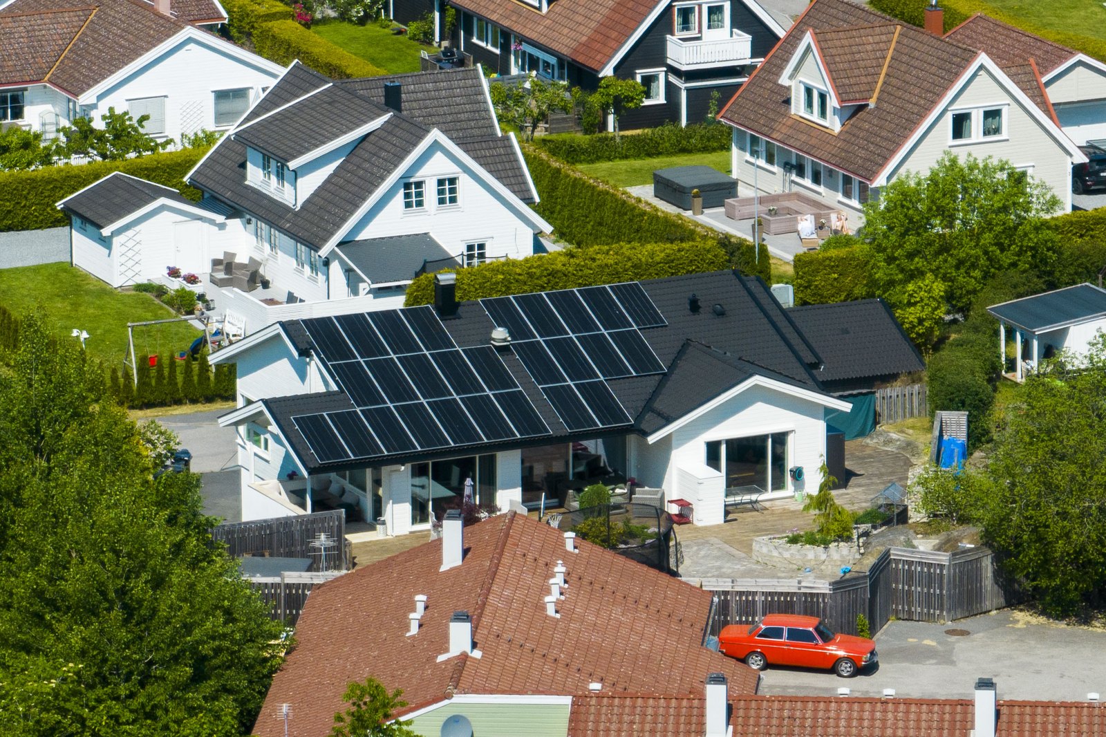 Ferdig solcelleanlegg på skråtaket til en hvit bolig
