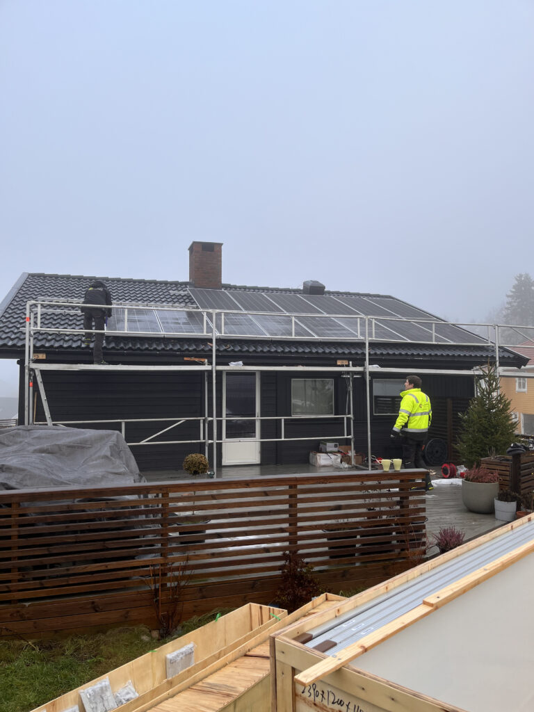 Montering av solcellepaneler på en bolig med stillas